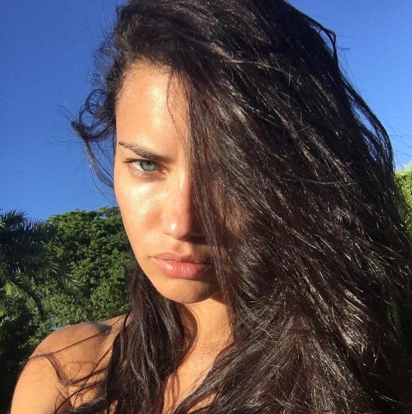 En seksi Adriana Lima selfieleri