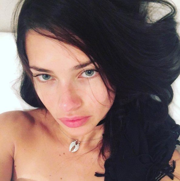 En seksi Adriana Lima selfieleri