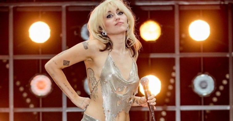 Miley Cyrus'un canlı yayında bluzu düştü...