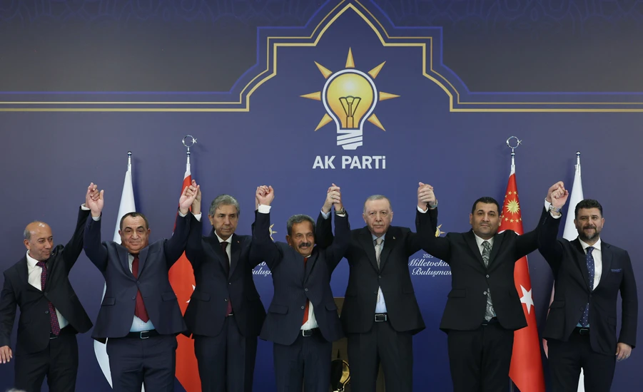 7 belediye başkanı daha AKP'ye geçti, Erdoğan rozetleri taktı!