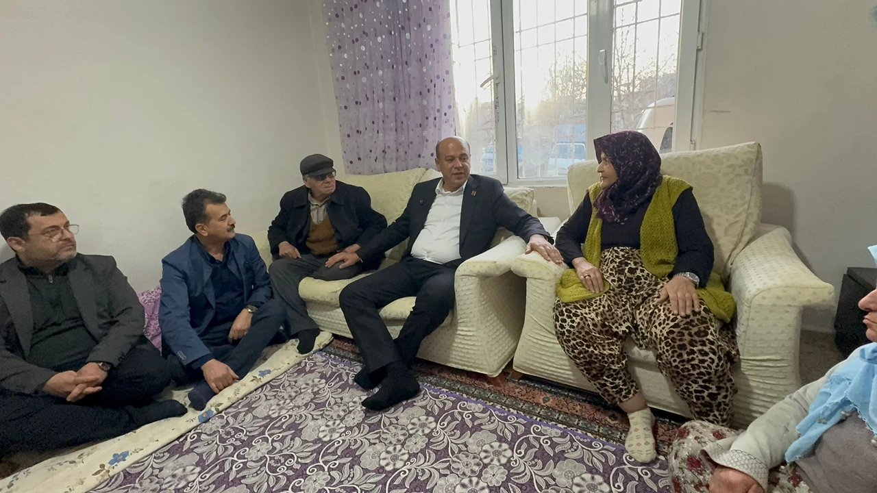 Acar: S&uuml;sl&uuml; odalarından &ccedil;ıkıp fakirin sesini duyan yok!