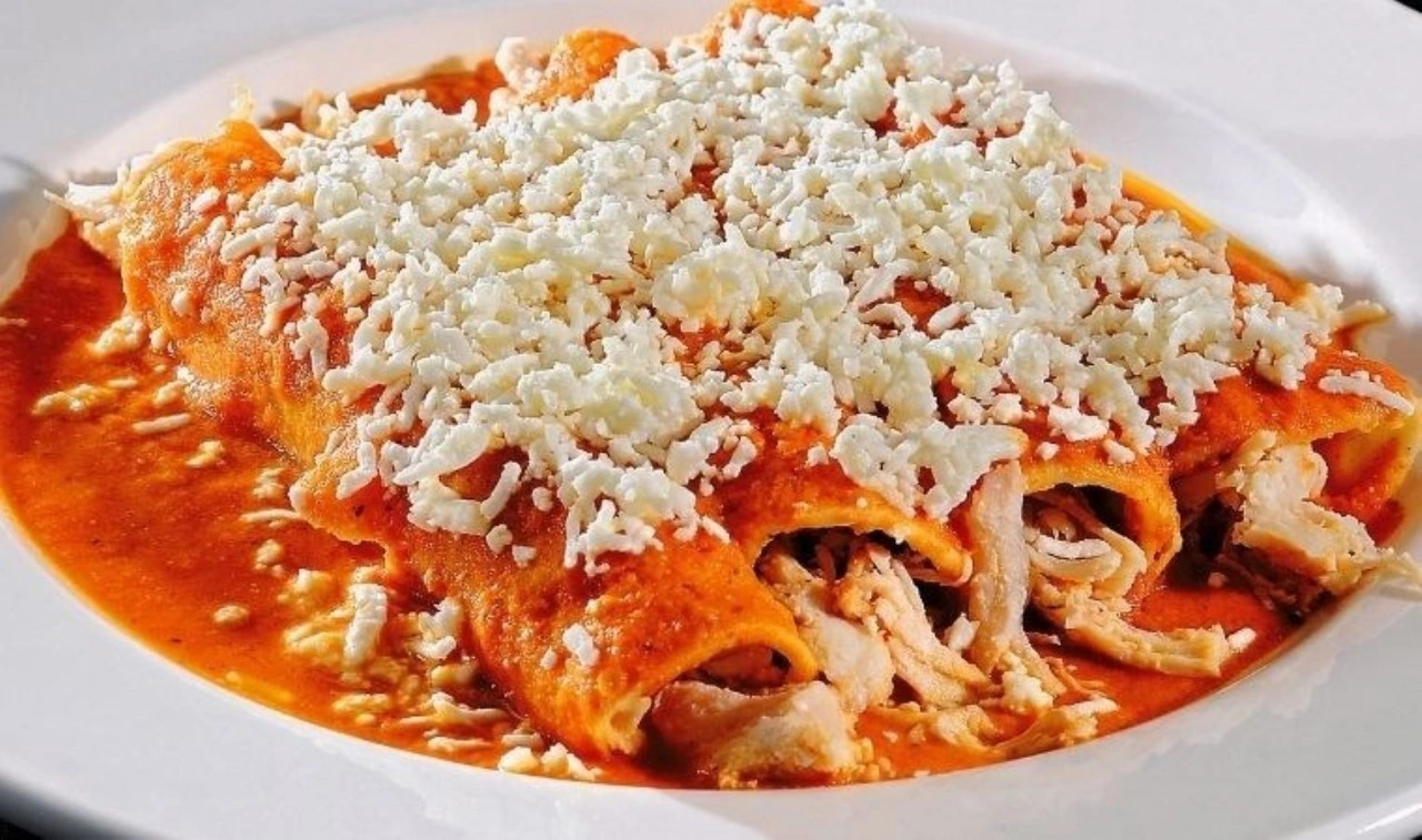 Acıseverlerin gözdesi Meksika'nın lezzeti: Enchiladas Rojas tarifi