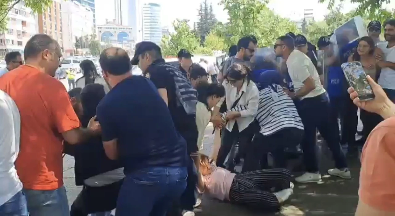 A&ccedil;lık grevindeki &ouml;ğretmenlere ters kelep&ccedil;eli g&ouml;zaltı!