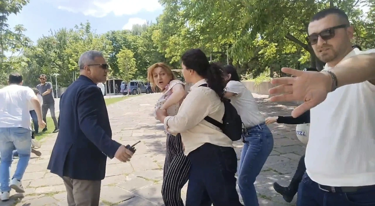 A&ccedil;lık grevindeki &ouml;ğretmenlere ters kelep&ccedil;eli g&ouml;zaltı!