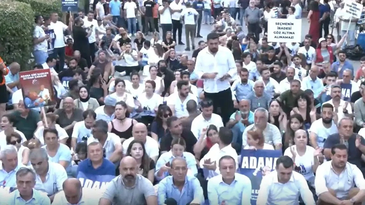 Adanalı yurttaşlardan Zeydan Karalar’a destek için oturma eylemi