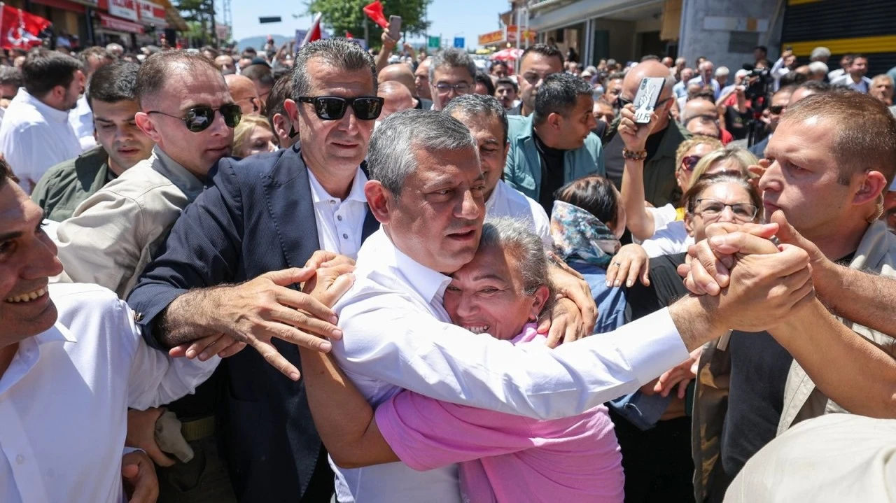 Adanalılar &Ouml;zg&uuml;r &Ouml;zel'i bağrına bastı!