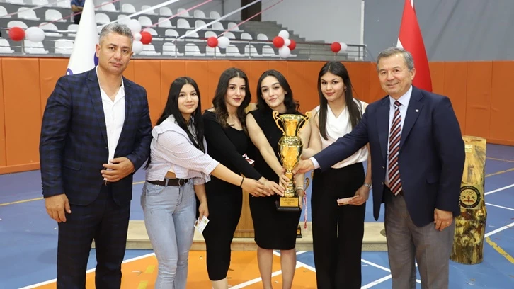 Adil Sani Konukoğlu Spor Lisesi'nde mezuniyet coşkusu