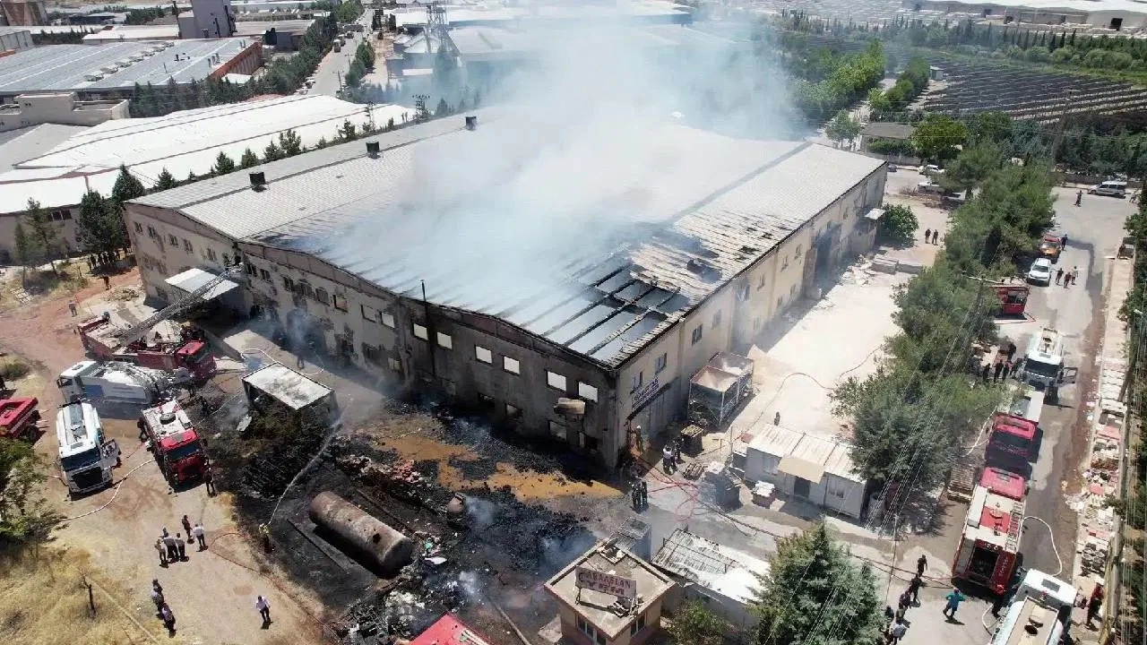 Adıyaman'da büyük yangın: Bitişikteki fabrikaya da sıçradı!