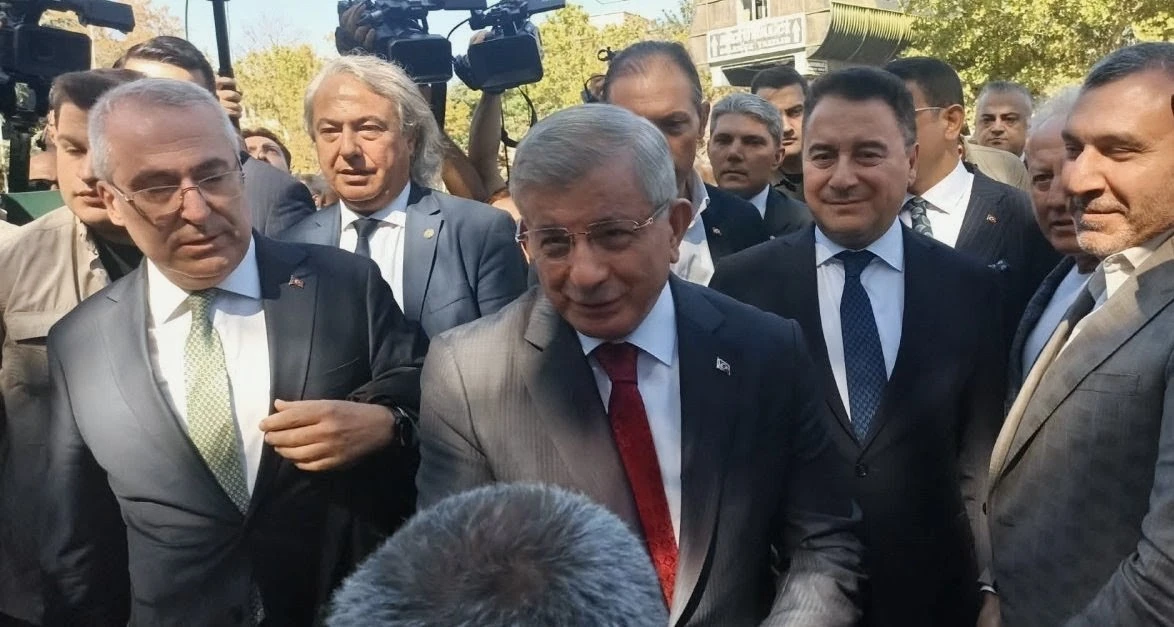 Ahmet Davutoğlu, &ldquo;Cumhurbaşkanına hakaret&rdquo; soruşturmasında ifade verdi 