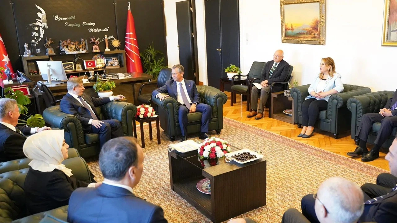 Ahmet Davutoğlu, Özgür Özel'i TBMM'de ziyaret etti