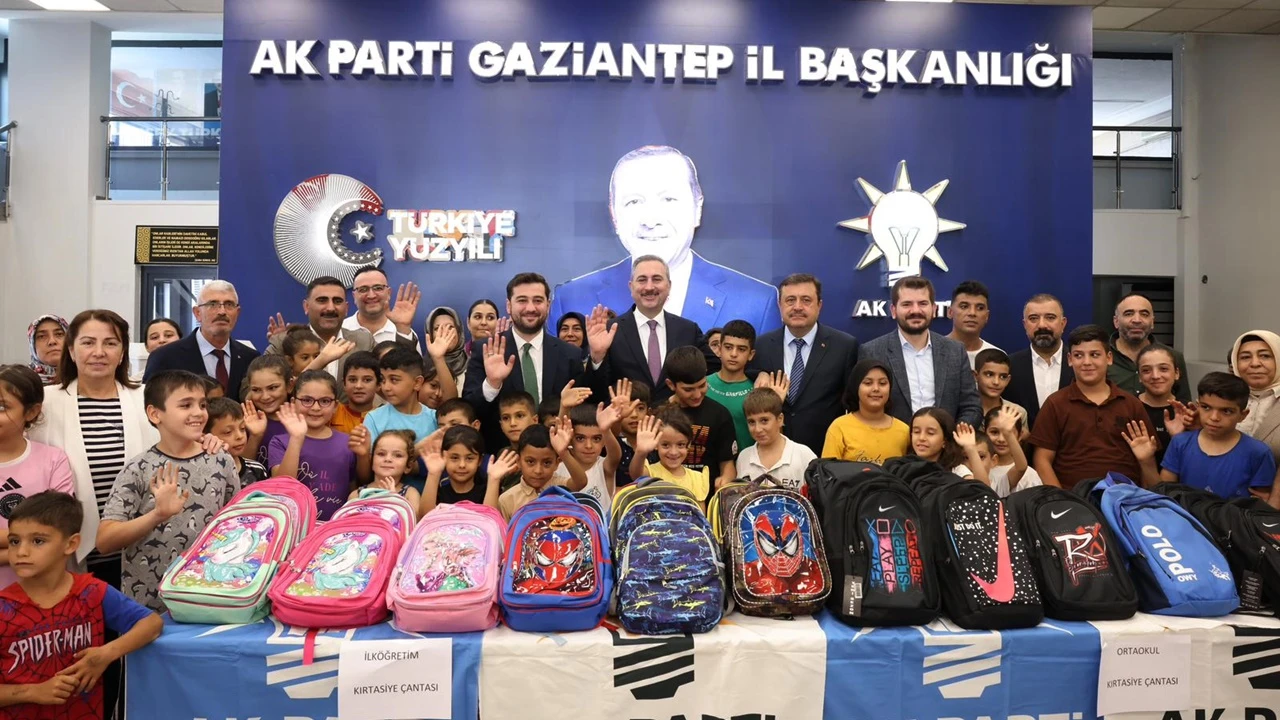 Ak Parti’den ihtiyaç sahibi çocuklara kırtasiye desteği