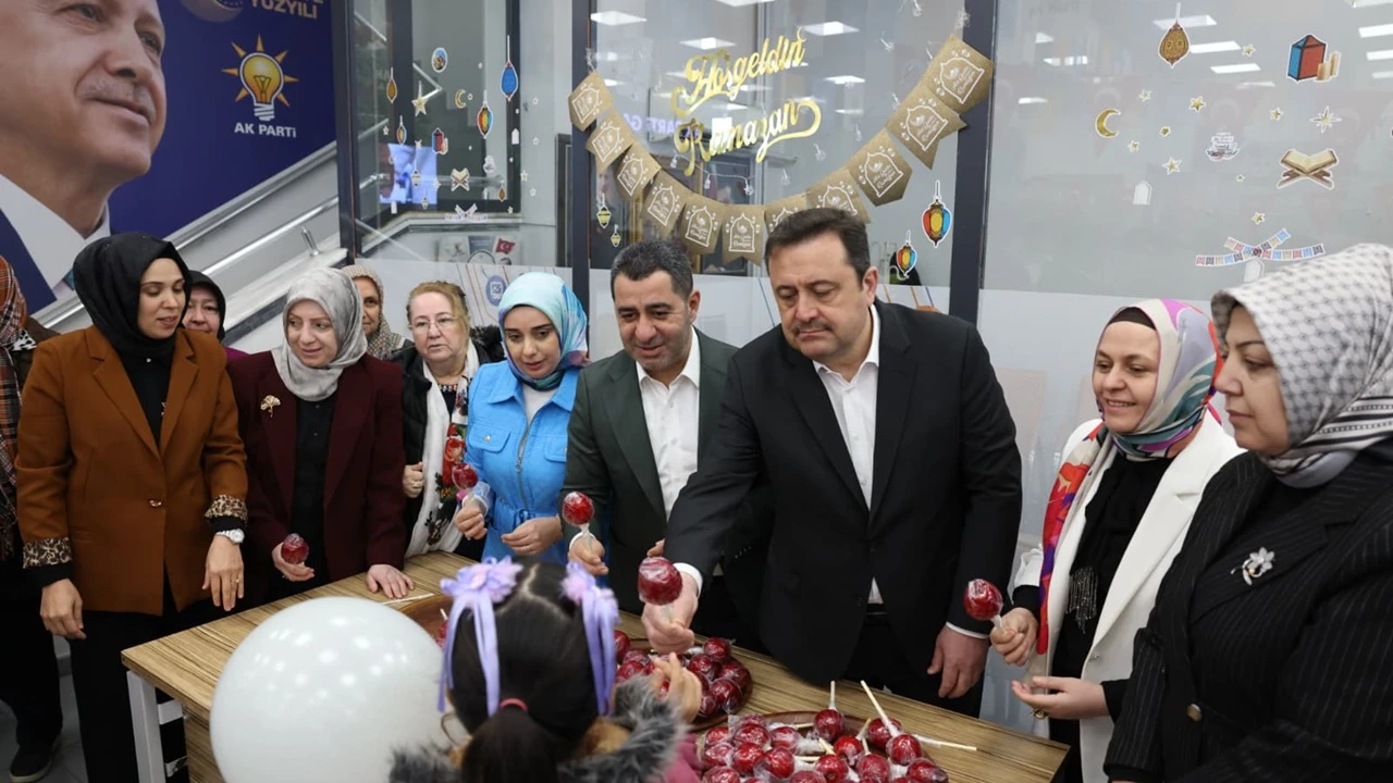 Ak Parti'den &ldquo;Umudu Giydir, Mutluluğu Paylaş&rdquo; programı