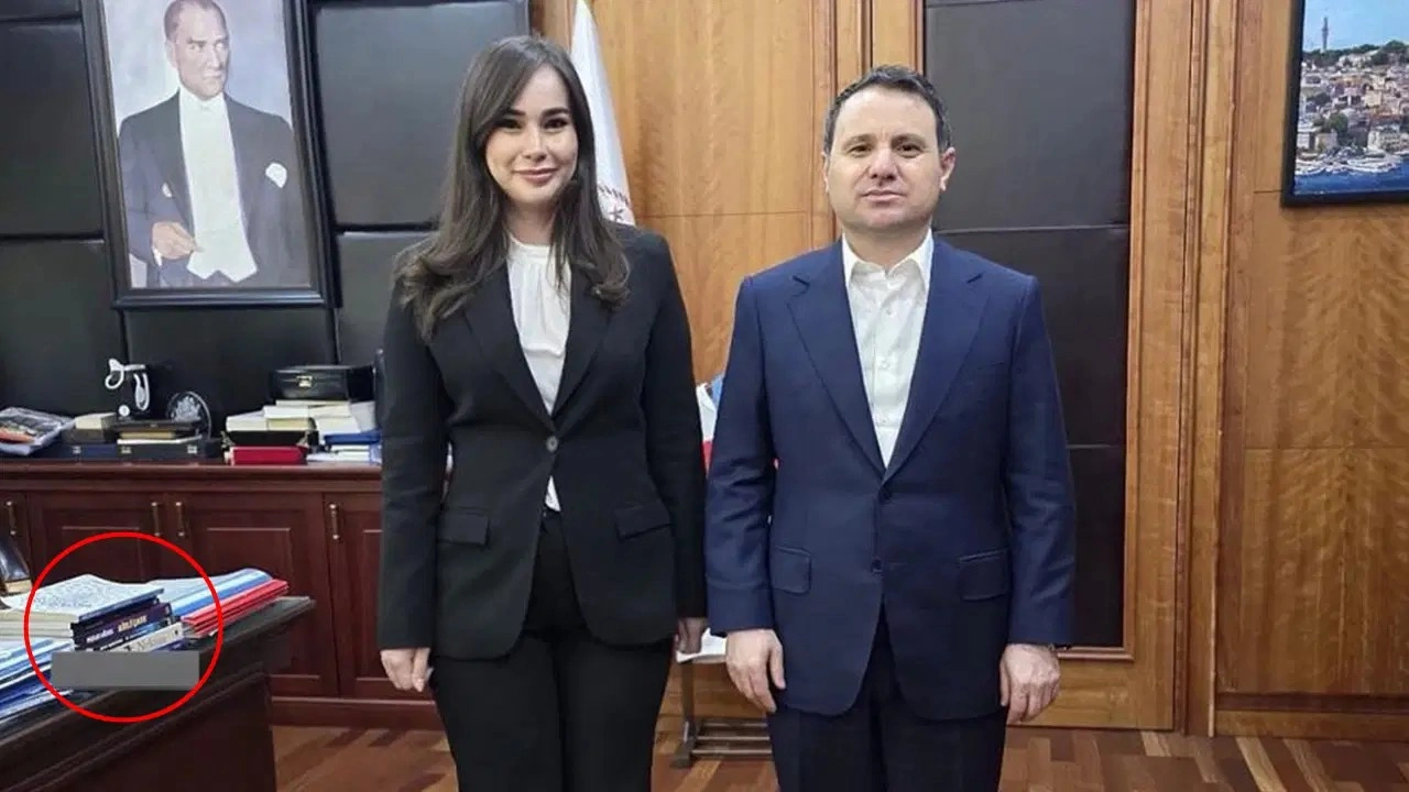 Akın Gürlek'in odasında 'Murat Ağırel' ayrıntısı: 'Kirli Çark' kitabı masasında...