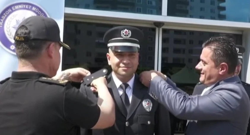 AKP ilçe başkanı polislere rütbe taktı!