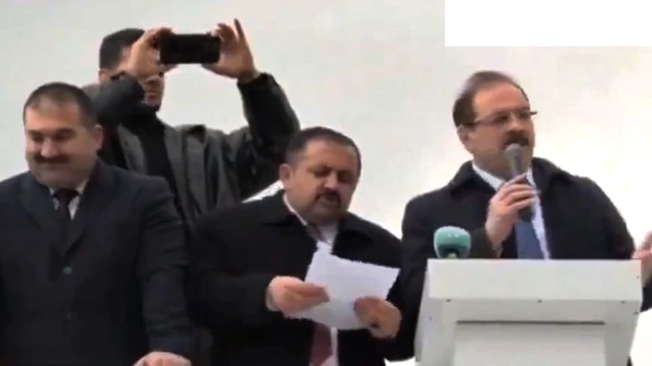 AKP’li aday mikrofonu açık unuttu: Gavatlar...