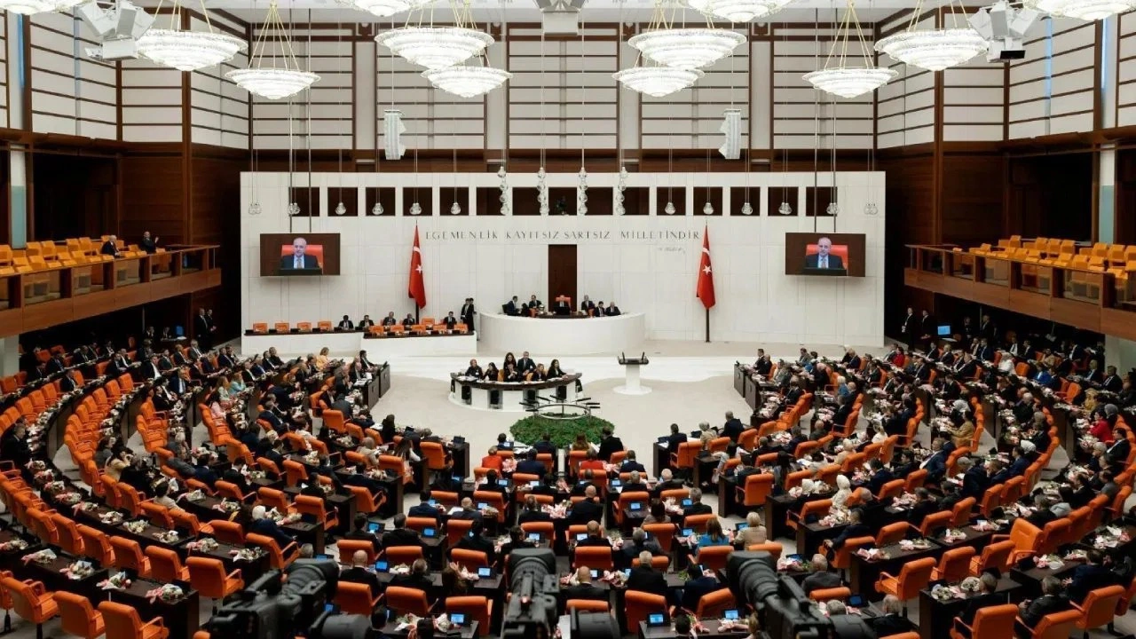 AKP&#x27;nin AYM teklifi Meclis&#x27;te: &#x130;ptal kararlar&#x131;na &#x27;ayar&#x27;