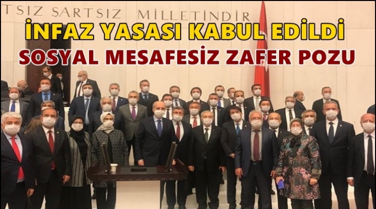 AKP'li vekiller sosyal mesafeyi unuttu!