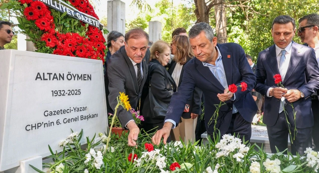 Altan &Ouml;ymen, mezarı başında anıldı: Bug&uuml;nleri g&ouml;rse &uuml;z&uuml;l&uuml;rd&uuml;...