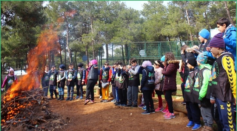 Altın kula&ccedil;lar, gen&ccedil;lik kampında