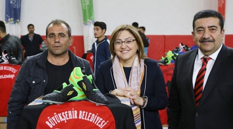 Amatör futbolculara malzeme yardımı