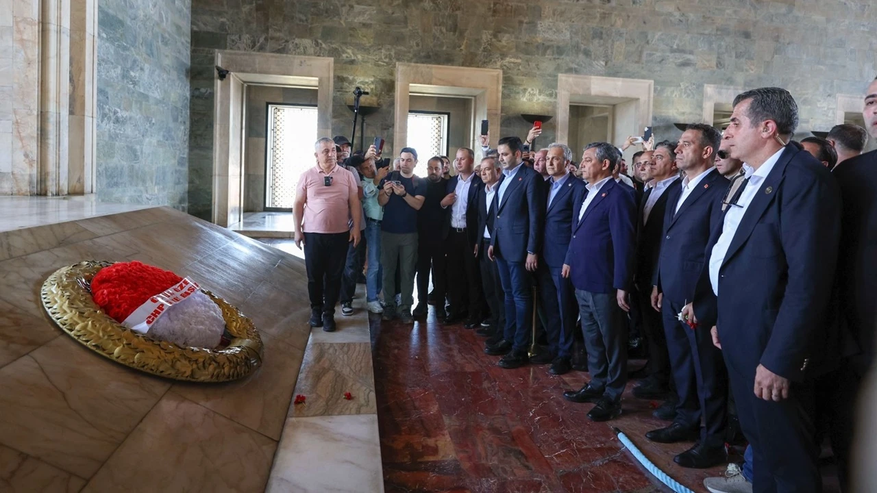 Anıtkabir'de &Ouml;zg&uuml;r &Ouml;zel'e '&ccedil;elenk' engeli