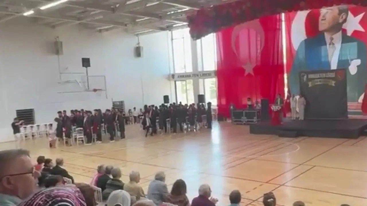 Ankara Fen Lisesi öğrencileri, mezuniyet töreninde okul müdürünü sırtlarını dönerek protesto etti