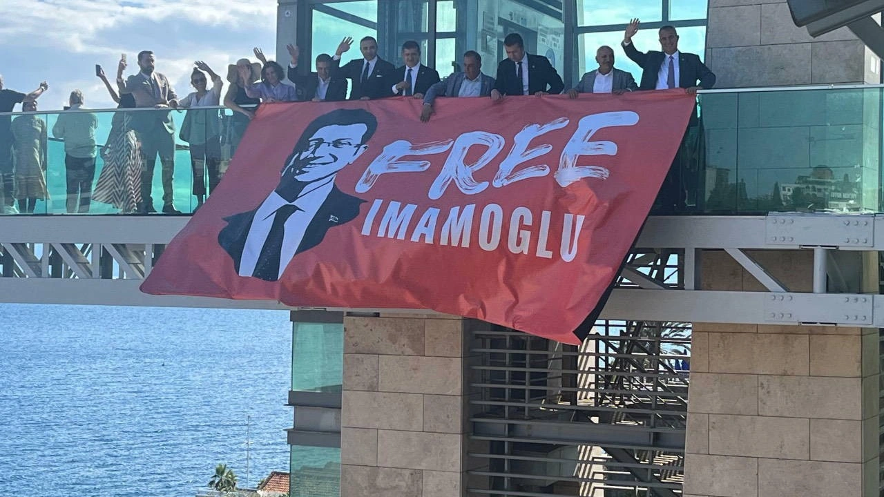 Antalya’da milletvekilleri, kent merkezine “Free İmamoğlu” yazılı pankart astı