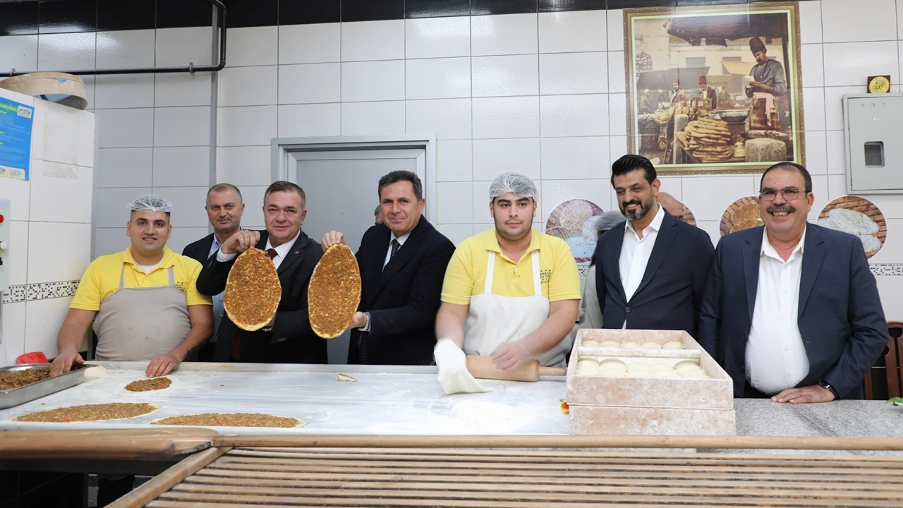 Antep lahmacunu tescilli tarifiyle pişirilerek tanıtıldı
