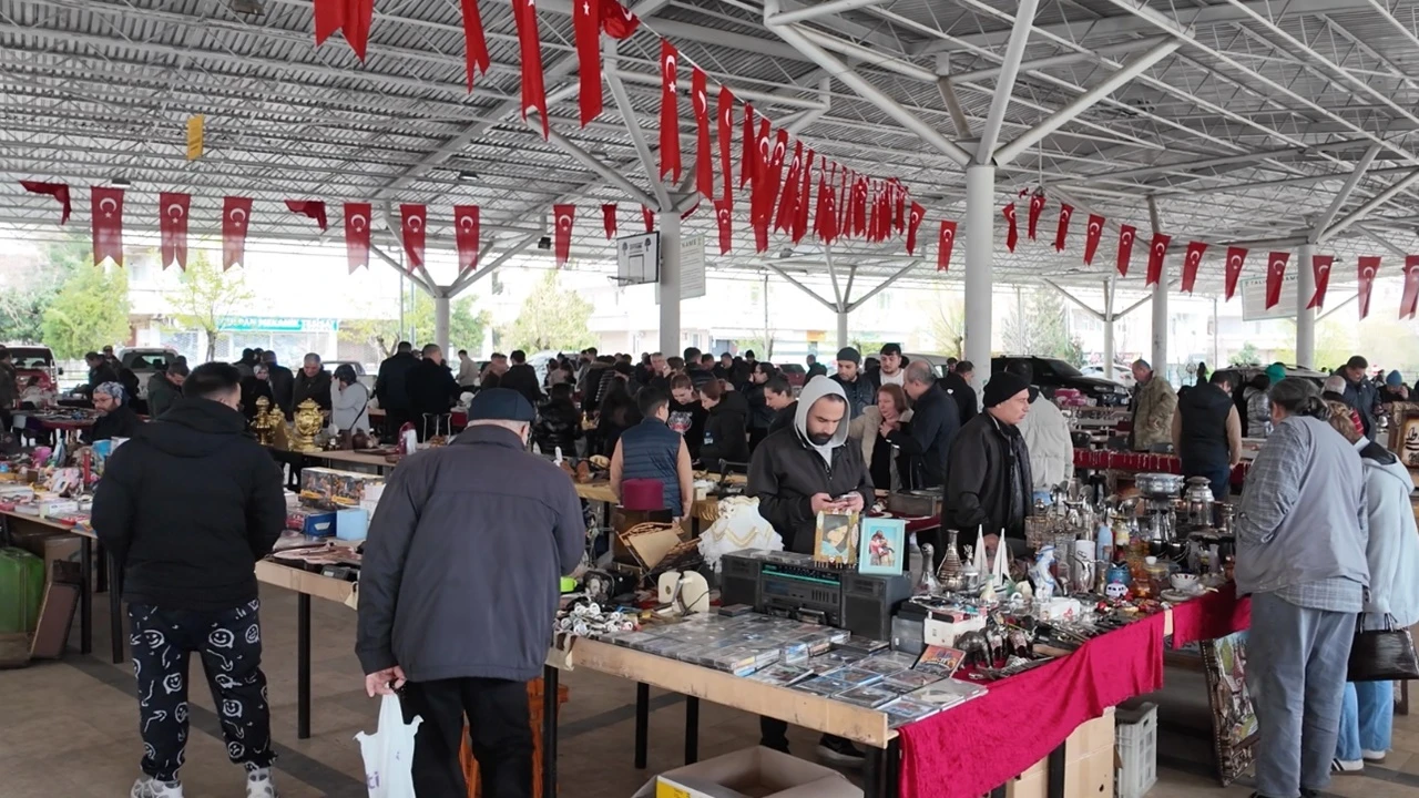  Antika Pazarı yoğun ilgi g&ouml;rd&uuml;