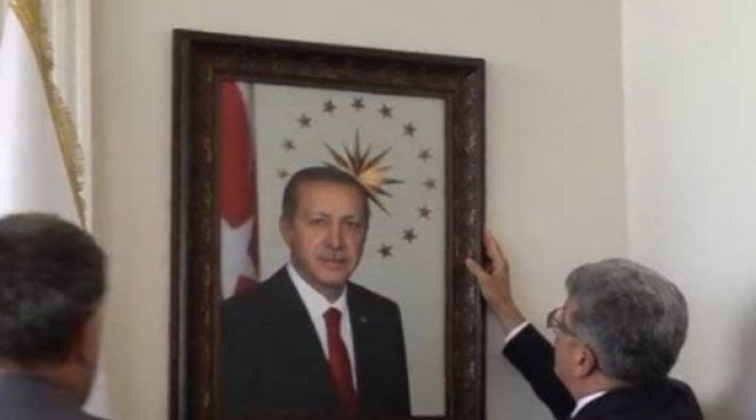 Atatürk'ü indirdi, Erdoğan'ın fotoğrafını astı