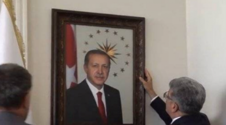 Atat&uuml;rk'&uuml; indirdi, Erdoğan'ın fotoğrafını astı