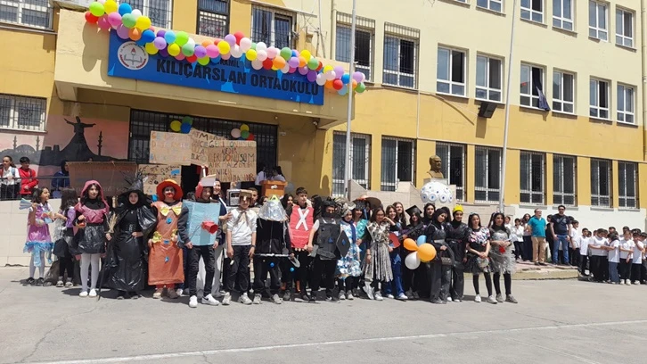 Atık malzemelerle hazırlanan defile büyük ilgi çekti