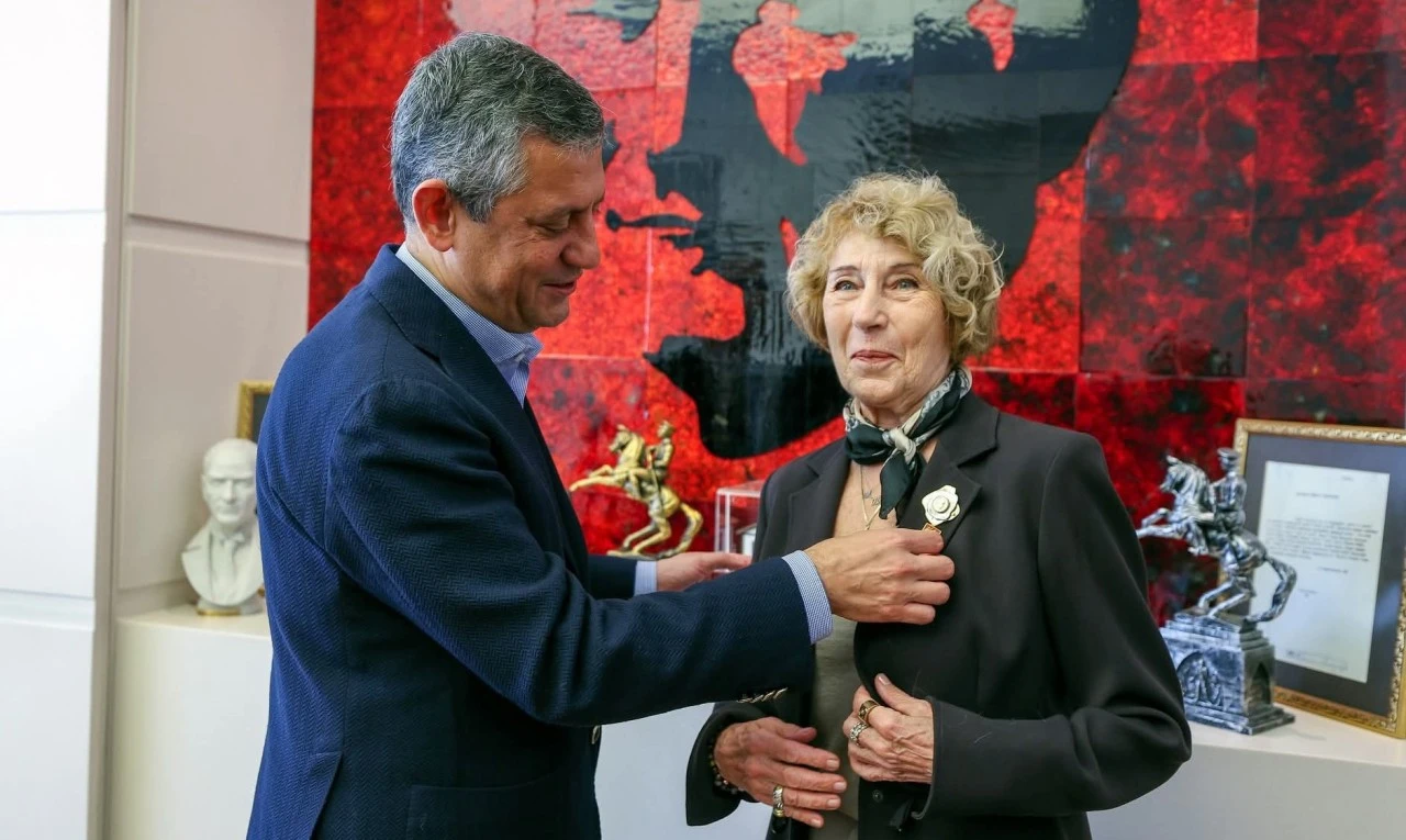 Ayşe Kulin, CHP'ye üye oldu, rozetini Özgür Özel taktı