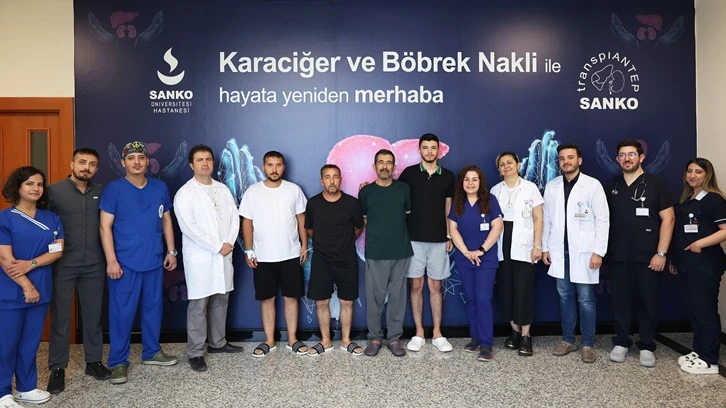 Babalar Günü’nde babalarına böbreklerini bağışladılar...