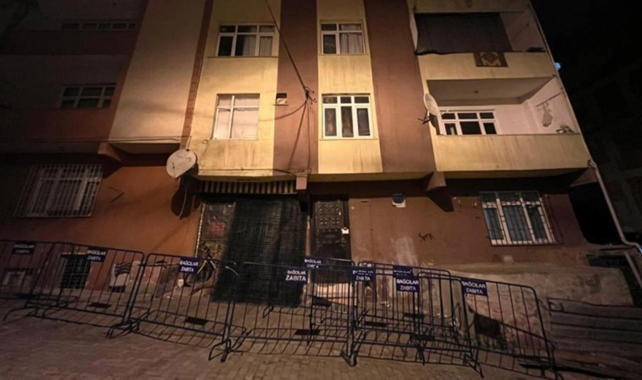 Bağcılar’da inşaatın temel kazma işlemi sırasında hasar gören 5 katlı bina mühürlendi