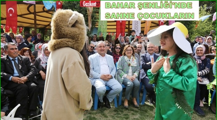 Bahar şenliğinde sahne &ccedil;ocukların