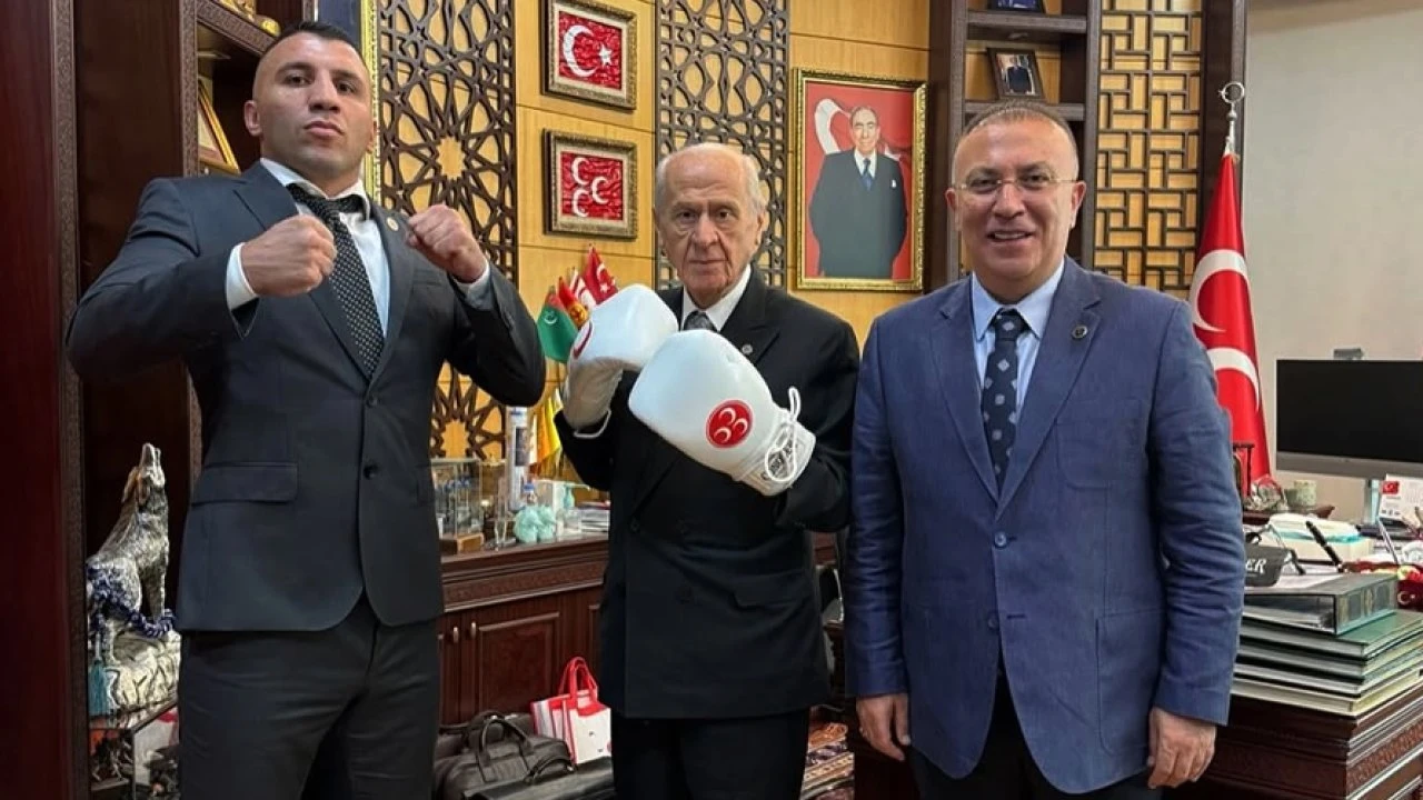 Bahçeli, 3 hilalli boks eldivenleri ile poz verdi!