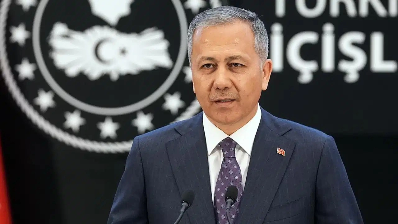 Bakan Yerlikaya duyurdu... Göçmen kaçakçılığı operasyonu: 15 insan kaçakçısı yakalandı
