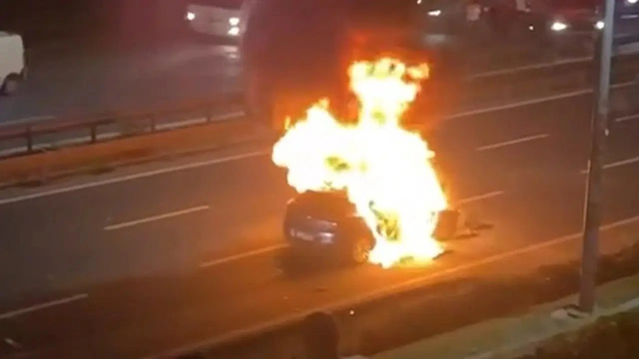 Bariyere çarpan otomobil alev aldı: Sürücü yaralandı
