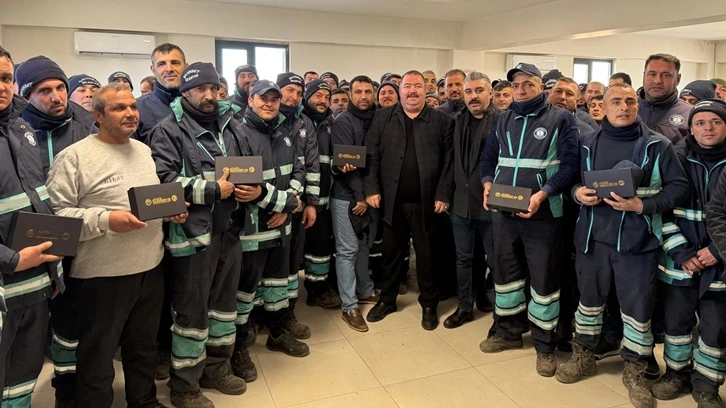 Başkan Hoşaf üyelerinin yüzünü güldürüyor
