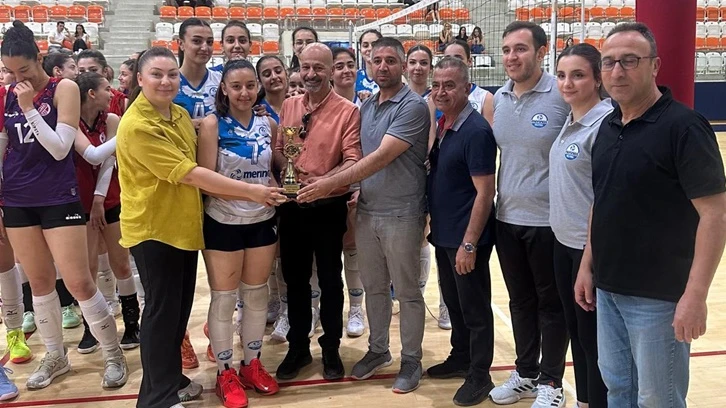 Betül Çoban voleybol turnuvasında şampiyon Merinos oldu