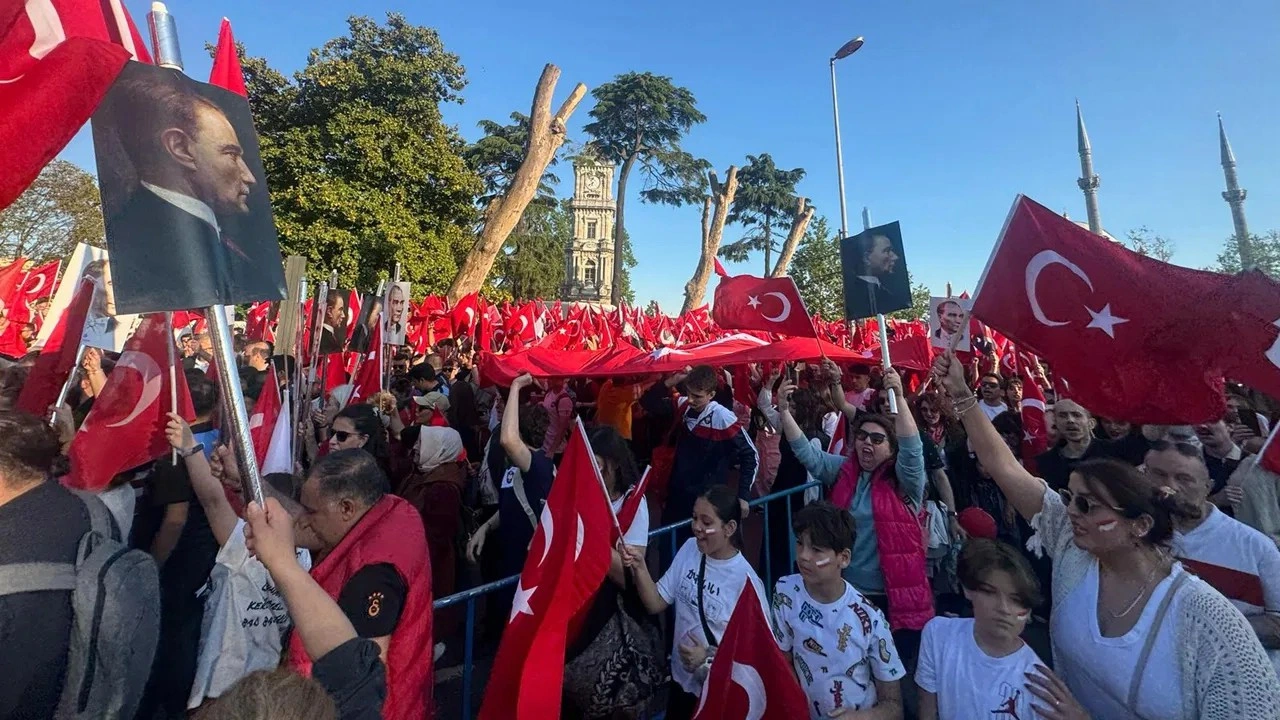Binlerce yurttaşın ellerinde bayraklar: İBB'den Mustafa Kemal Yürüyüşü!