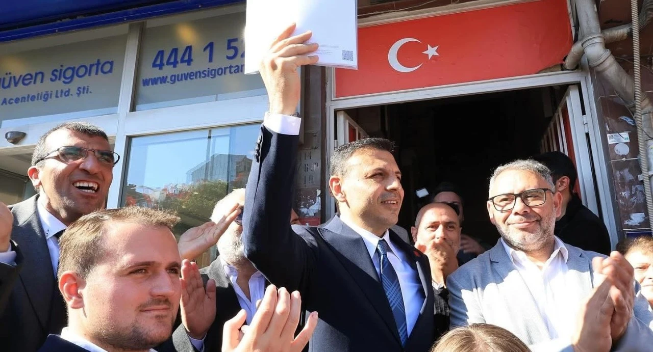 Bir kez daha seçilen Özgür Çelik mazbatasını aldı 