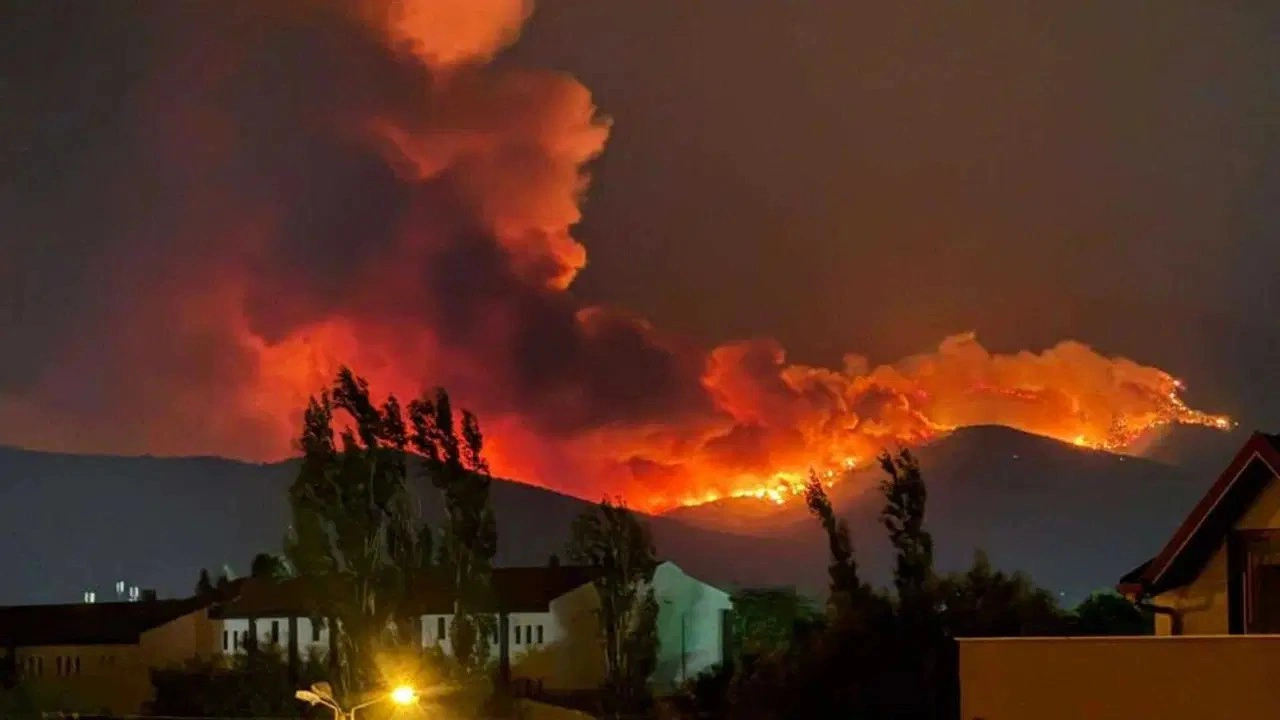 Bir yangın da Ödemiş’te: 3 mahalle tahliye edildi