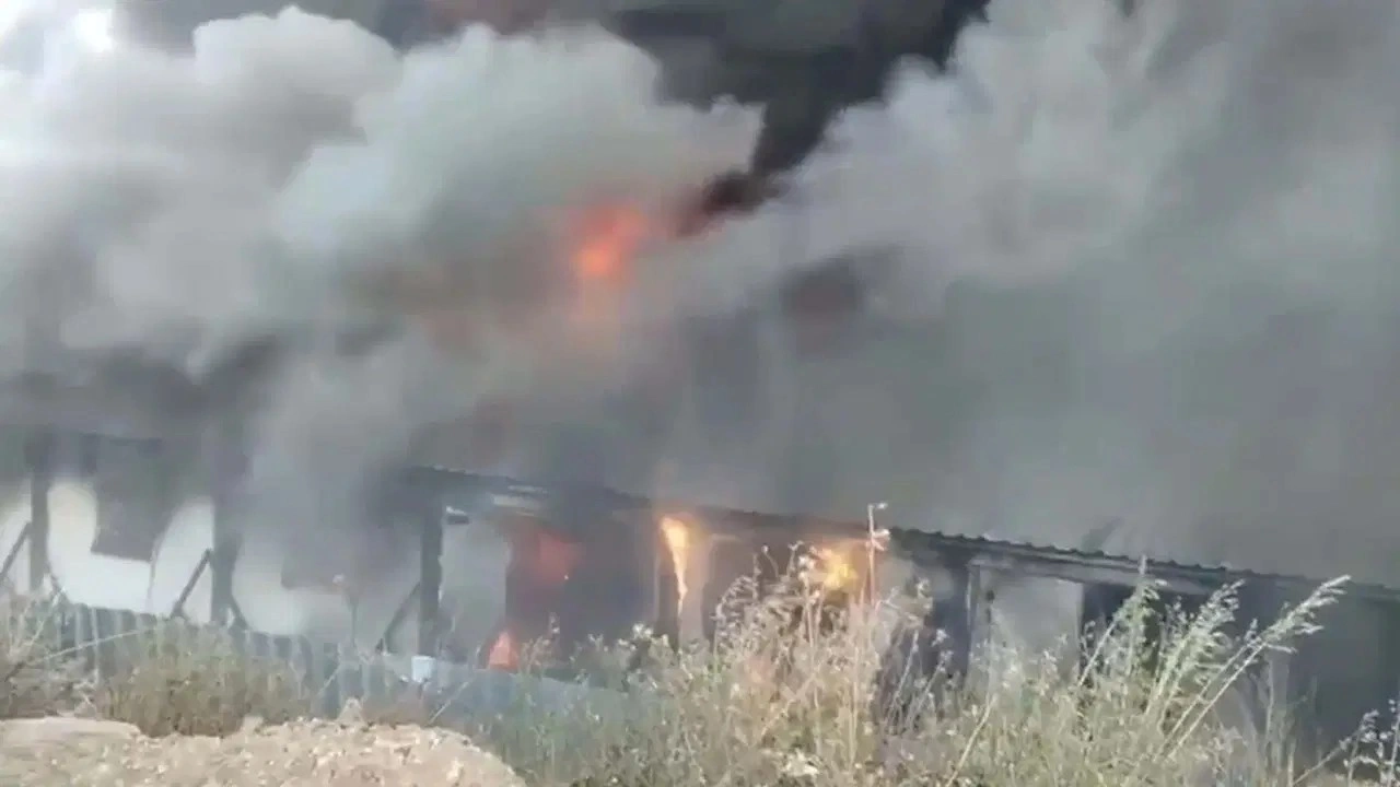 Bodrum'da yangın:   İşçilerin barındığı 30'a yakın konteyner alev aldı
