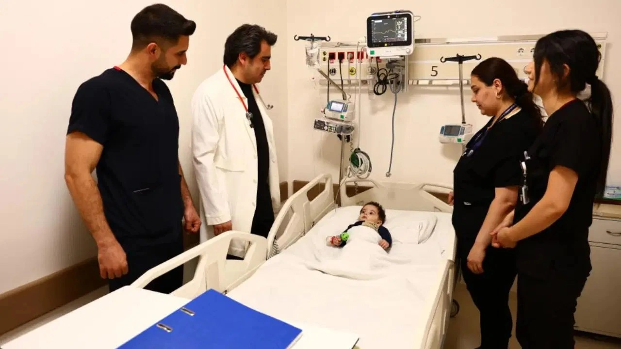 Boğazına havuç kaçan bebek, 10 dakikalık kalp masajıyla hayata döndü