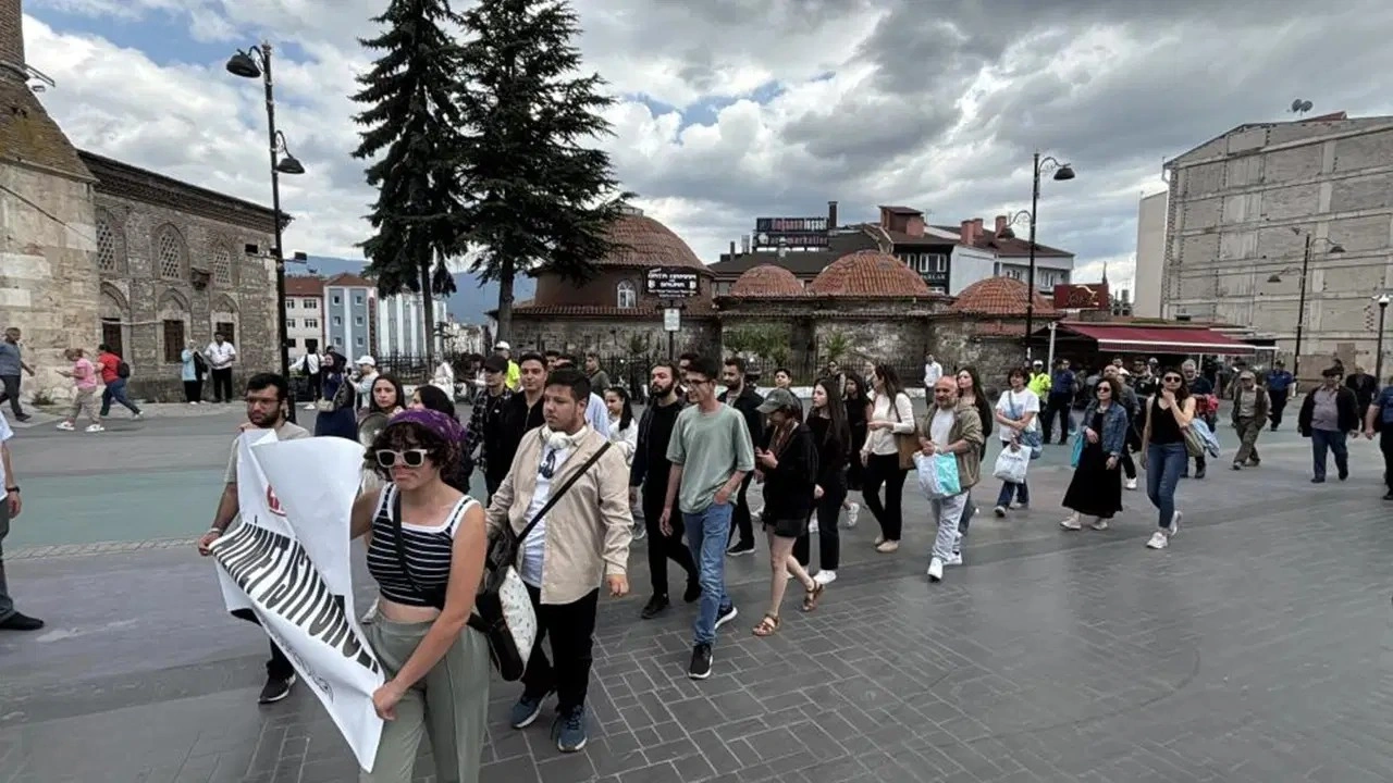 Bolu’da otobüs fiyatlarına yüzde 33 zam: Öğrenciler protesto etti!