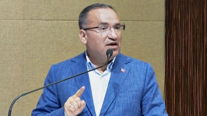 Bozdağ: Ya şampanya patlatanlar, ya alnını secdeye koyanlar...