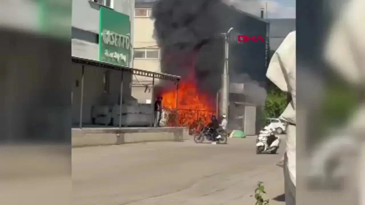 Bursa'da korkutan yangın! Mobilya imalathanesinin bahçesindeki atıklar alev alev yandı...