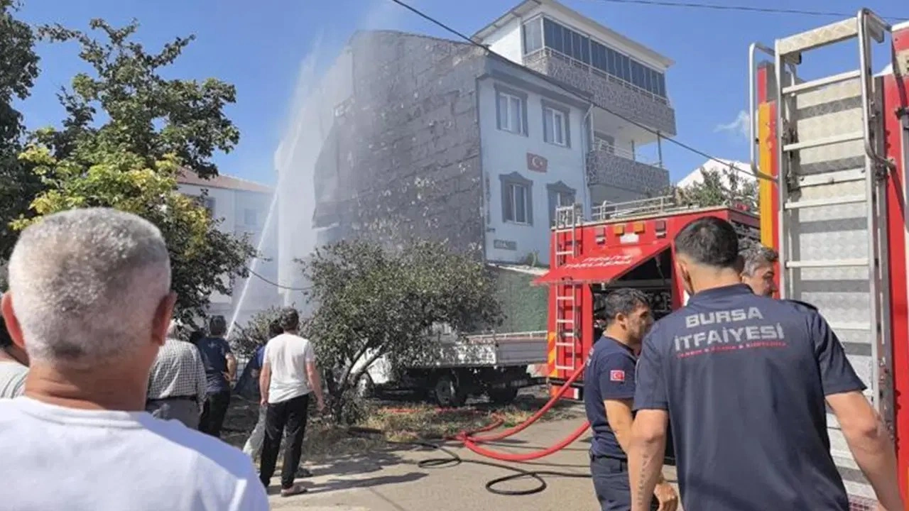 Bursa'da panik anları: Odunlukta çıkan yangın, park halindeki araçlara sıçradı!